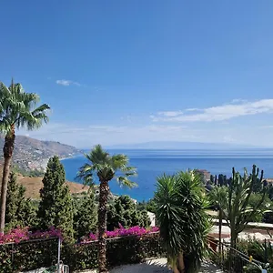 https://taormina-bella-vista-apartment-in-center-with-pool-by.taorminaitalyhotels.com